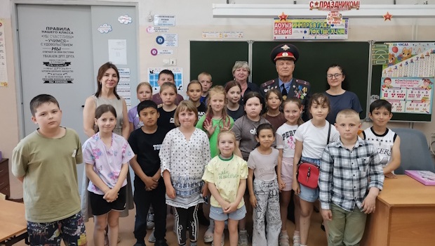 Встречу с подполковниками милиции в отставке в рамках проекта «Диалоги с героями» организовала Детская библиотека-филиал № 2