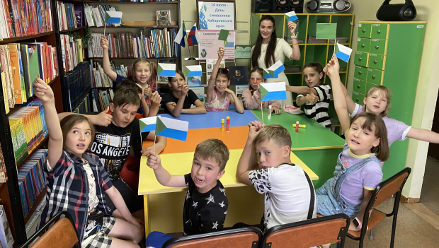 Флаг изготовили ребята ко Дню символики Хабаровского края