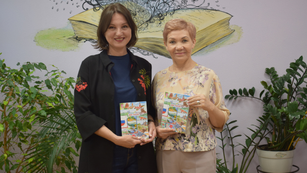 Хабаровский поэт Наталья Штепа подарила книги Центральной городской детской библиотеке им. А. Гайдара