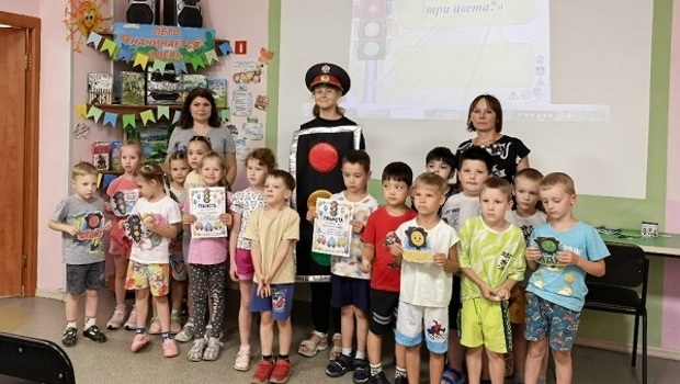 День светофора прошёл с огоньком  и с настоящим героем